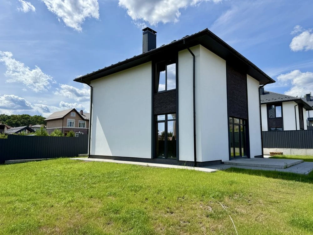 Продаж окремого будинку 130 м² + мансарда, 6 соток, Стоянка