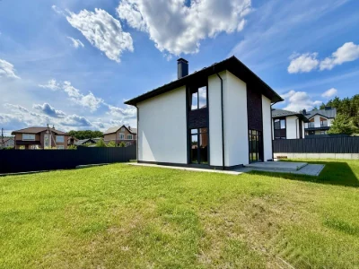 Продаж окремого будинку 130 м² + мансарда, 6 соток, Стоянка