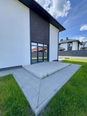 Продаж окремого будинку 130 м² + мансарда, 6 соток, Стоянка