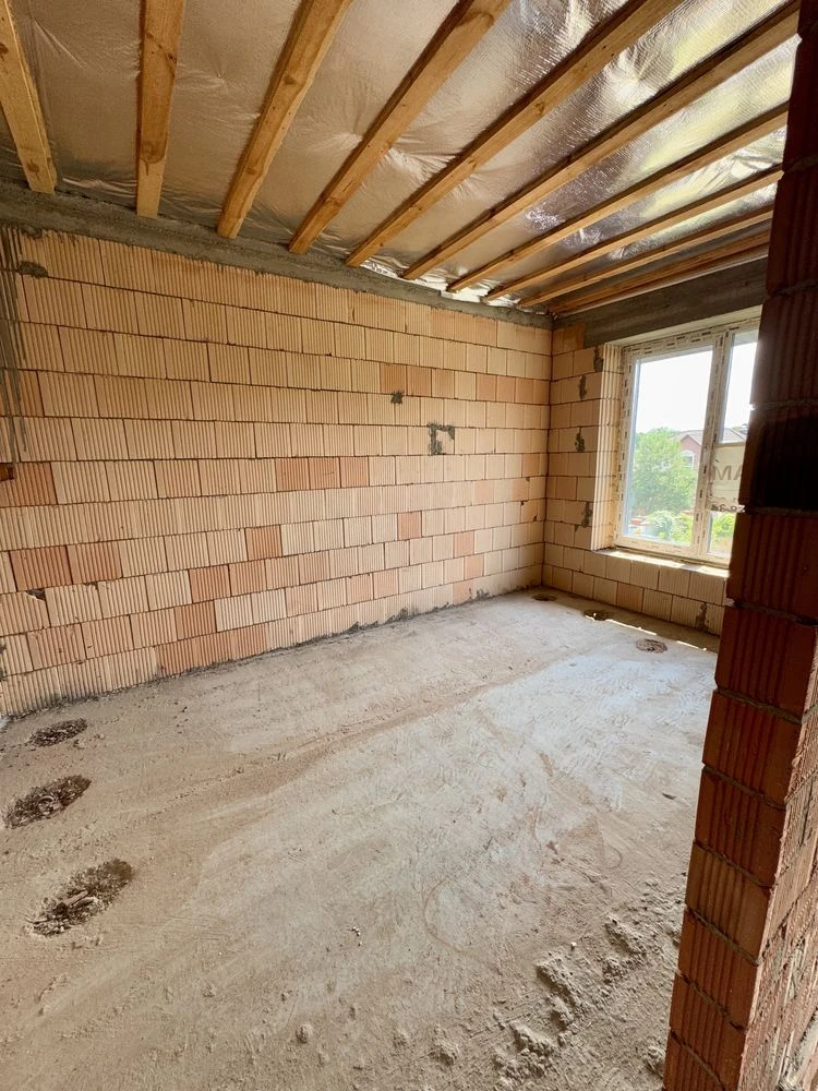 Продаж окремого будинку 130 м² + мансарда, 6 соток, Стоянка