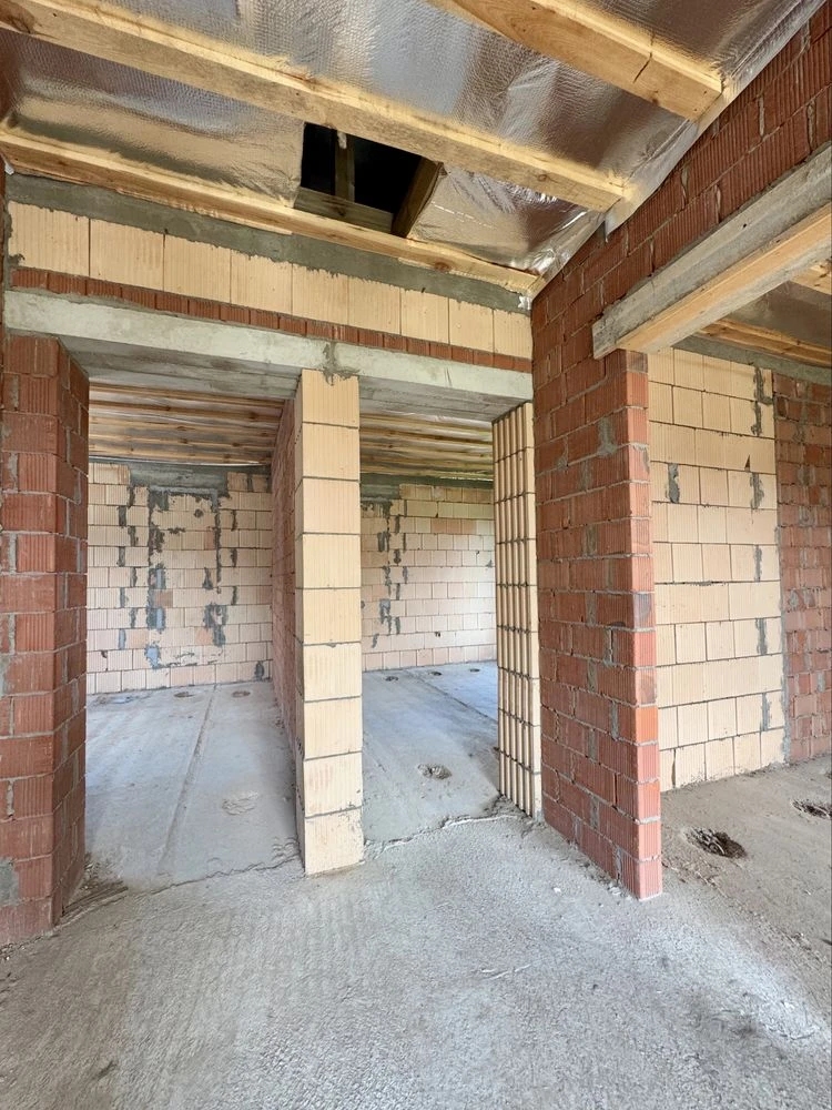 Продаж окремого будинку 130 м² + мансарда, 6 соток, Стоянка