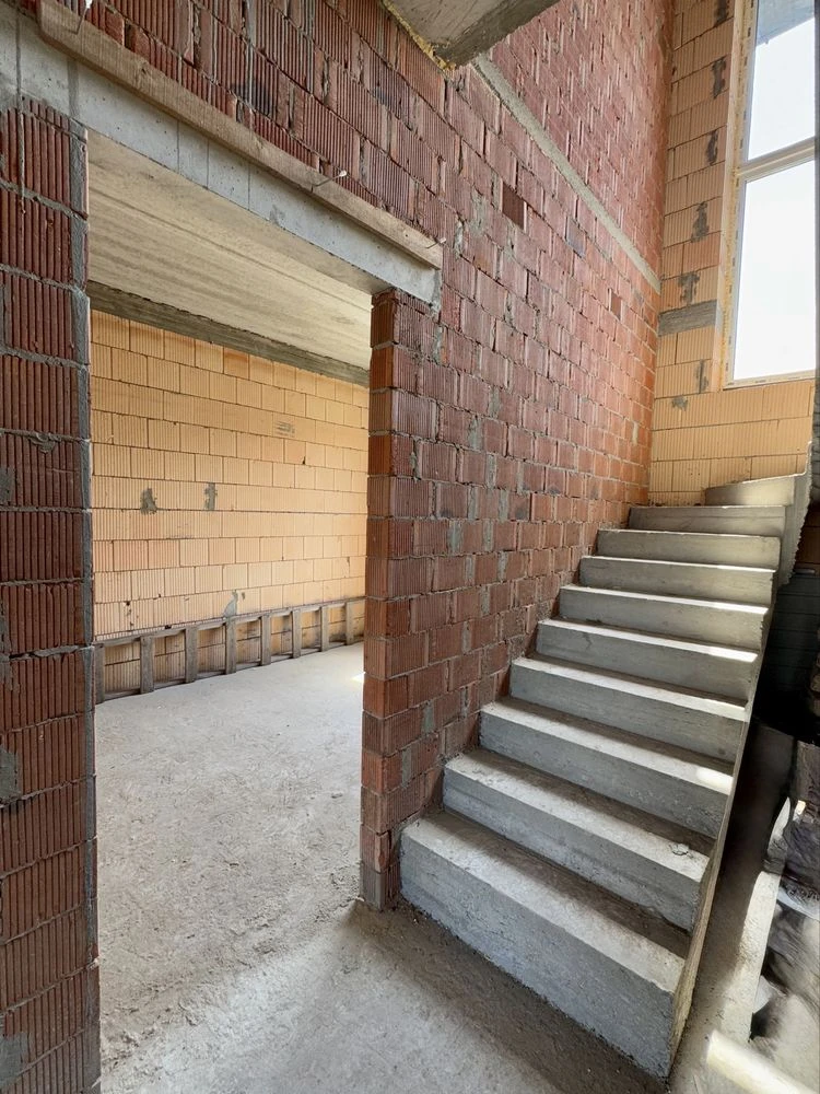 Продаж окремого будинку 130 м² + мансарда, 6 соток, Стоянка