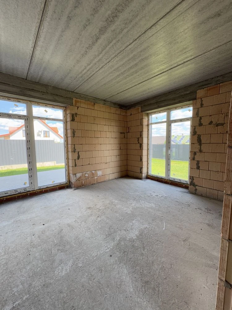 Продаж окремого будинку 130 м² + мансарда, 6 соток, Стоянка