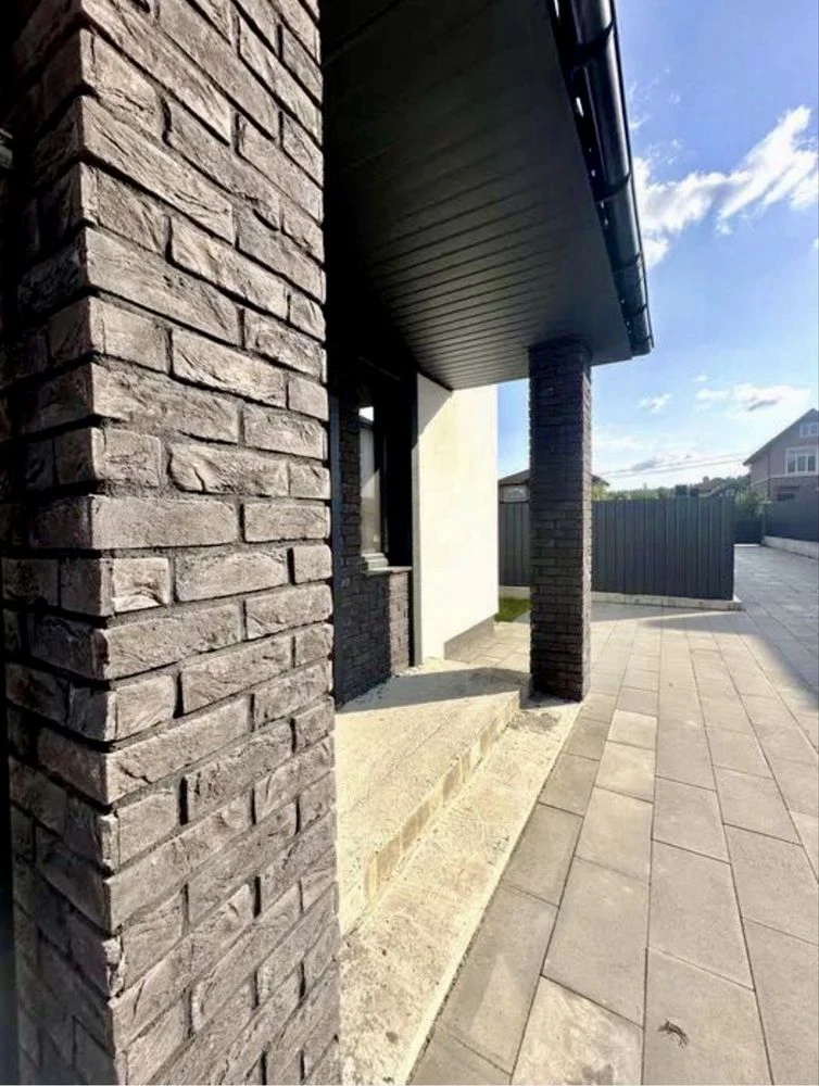 Продаж окремого будинку 130 м² + мансарда, 6 соток, Стоянка