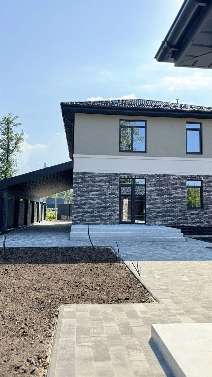 Будинок збудований з любов'ю на закритій території. Ірпінь