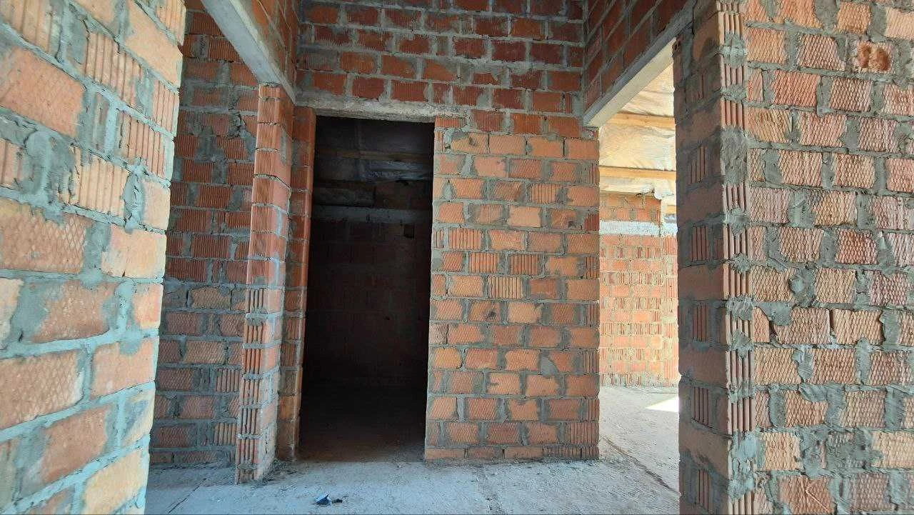Кутовий таунхаус з окремим переднім двором, ділянка 3 сотки,