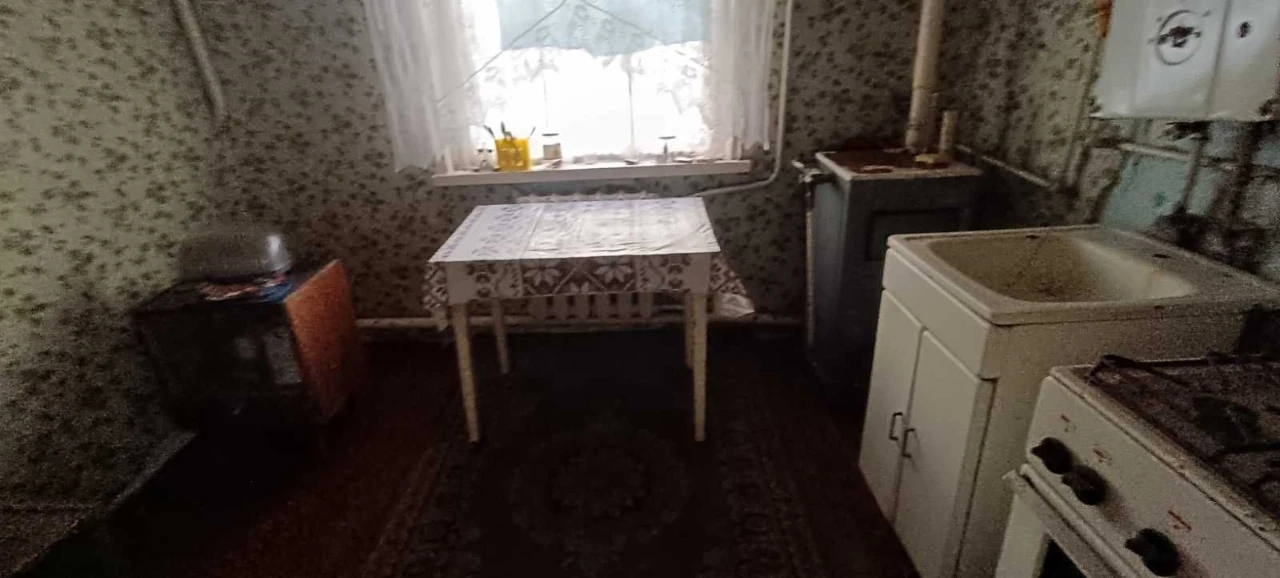 Продам будинок з ділянкою 5 соток. Є газ, центр. вода, єлект