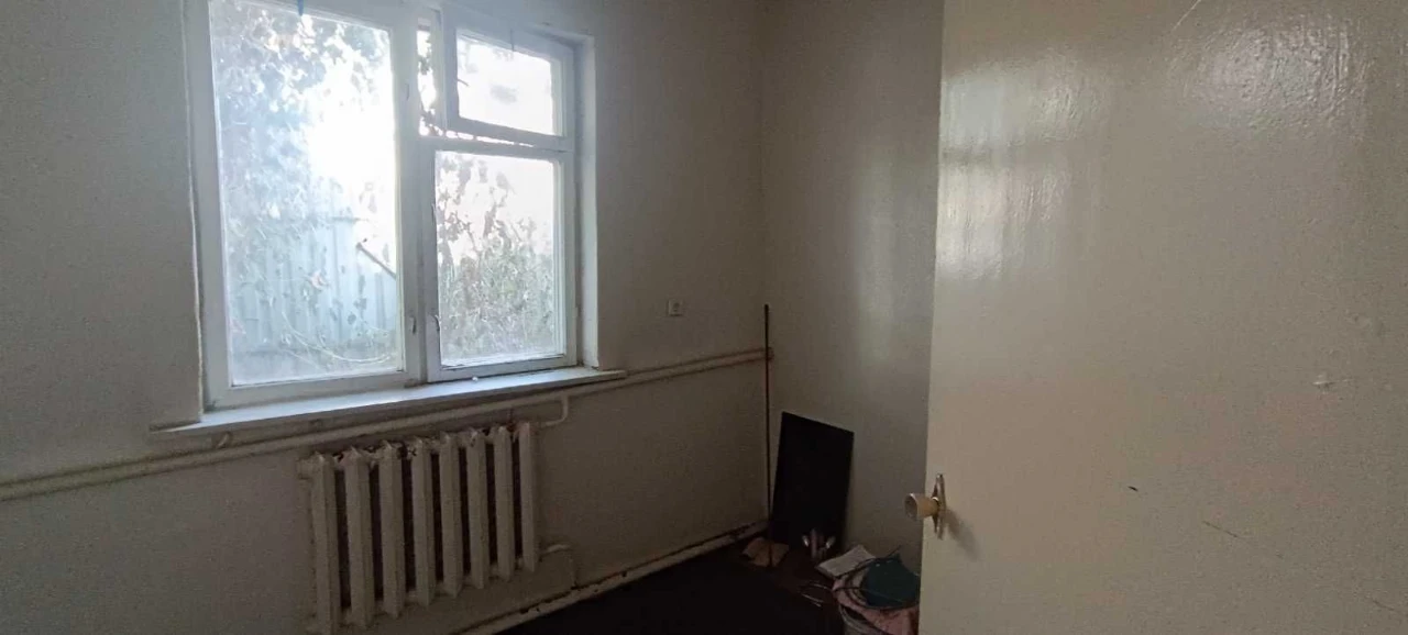 Продам будинок з ділянкою 5 соток. Є газ, центр. вода, єлект