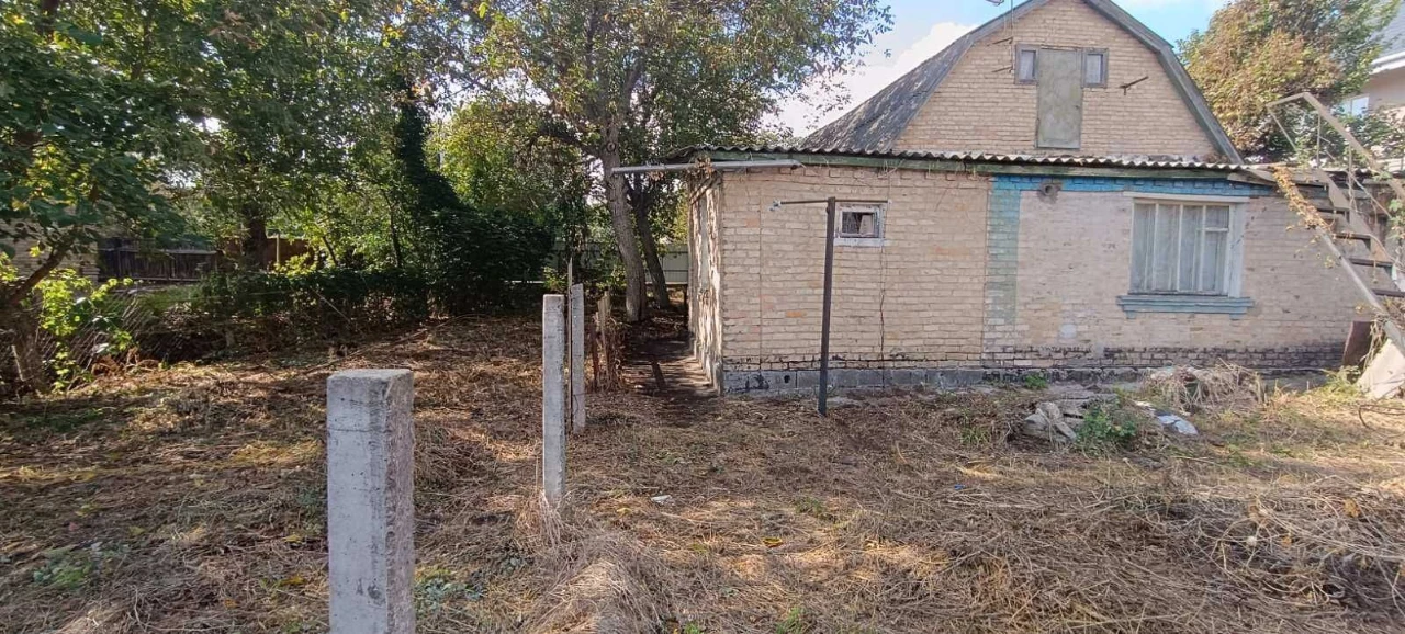Продам будинок з ділянкою 5 соток. Є газ, центр. вода, єлект