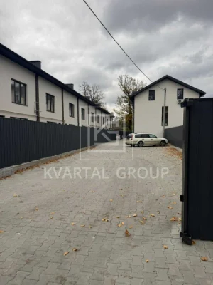 Продам  просторий кутовий таунхаус. ТОП Локація!