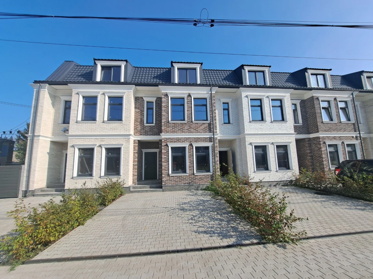 Продам  Таунхаус  в закритому містечку біля лісу і річки