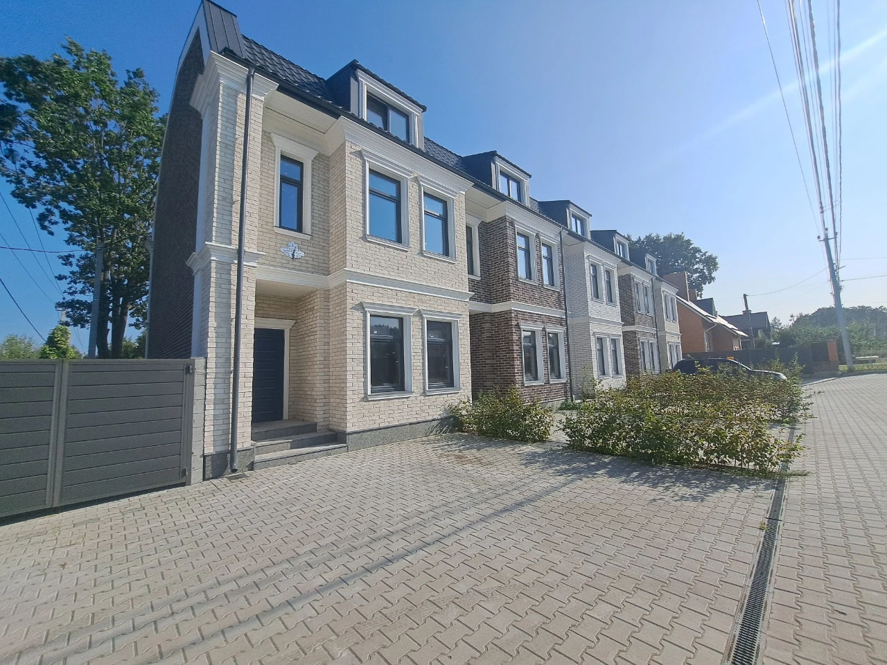 Продам  Таунхаус  в закритому містечку біля лісу і річки