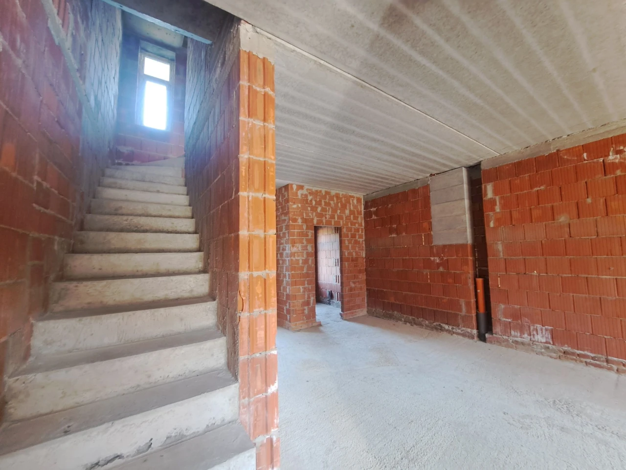 Продам  Таунхаус  в закритому містечку біля лісу і річки