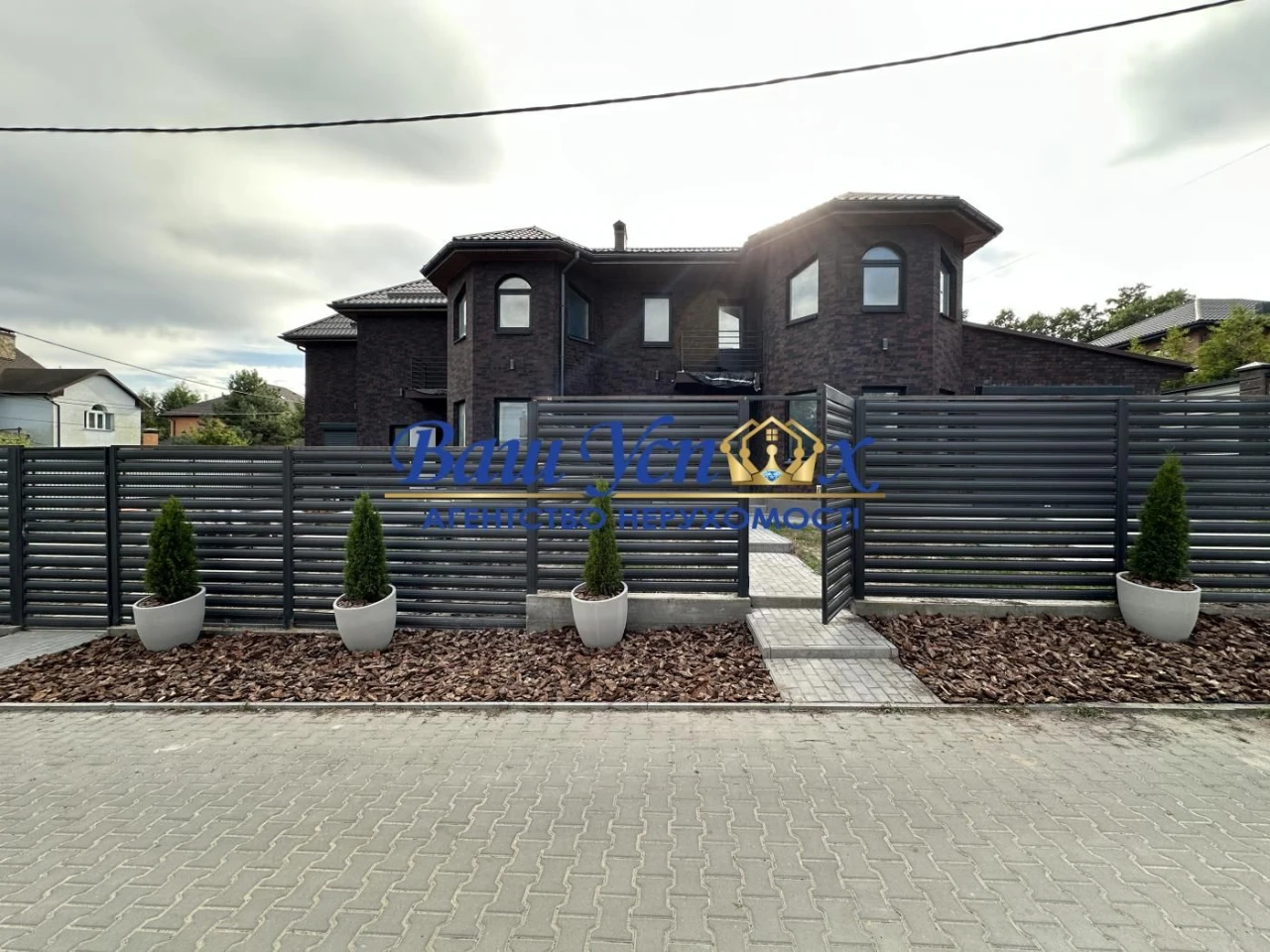 Продажа дома в городке. Ирпень лес .  В  коттеджном  городке