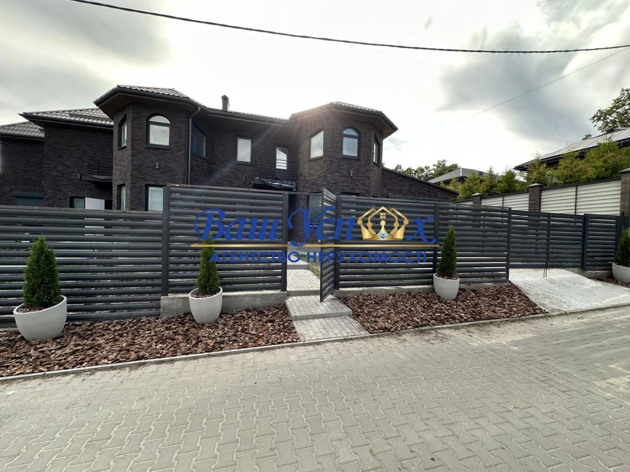 Продажа дома в городке. Ирпень лес .  В  коттеджном  городке