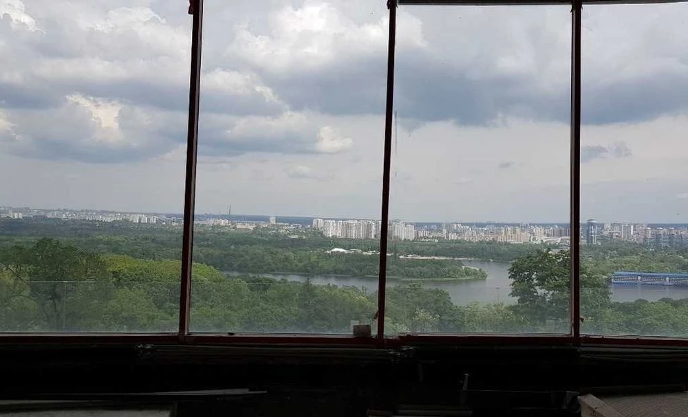 Продам (398м2)вид на Дніпро, квартира з терасою на Мазепи 11
