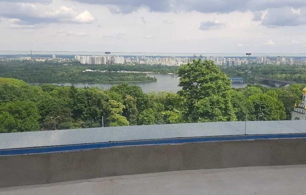 Продам (398м2)вид на Дніпро, квартира з терасою на Мазепи 11