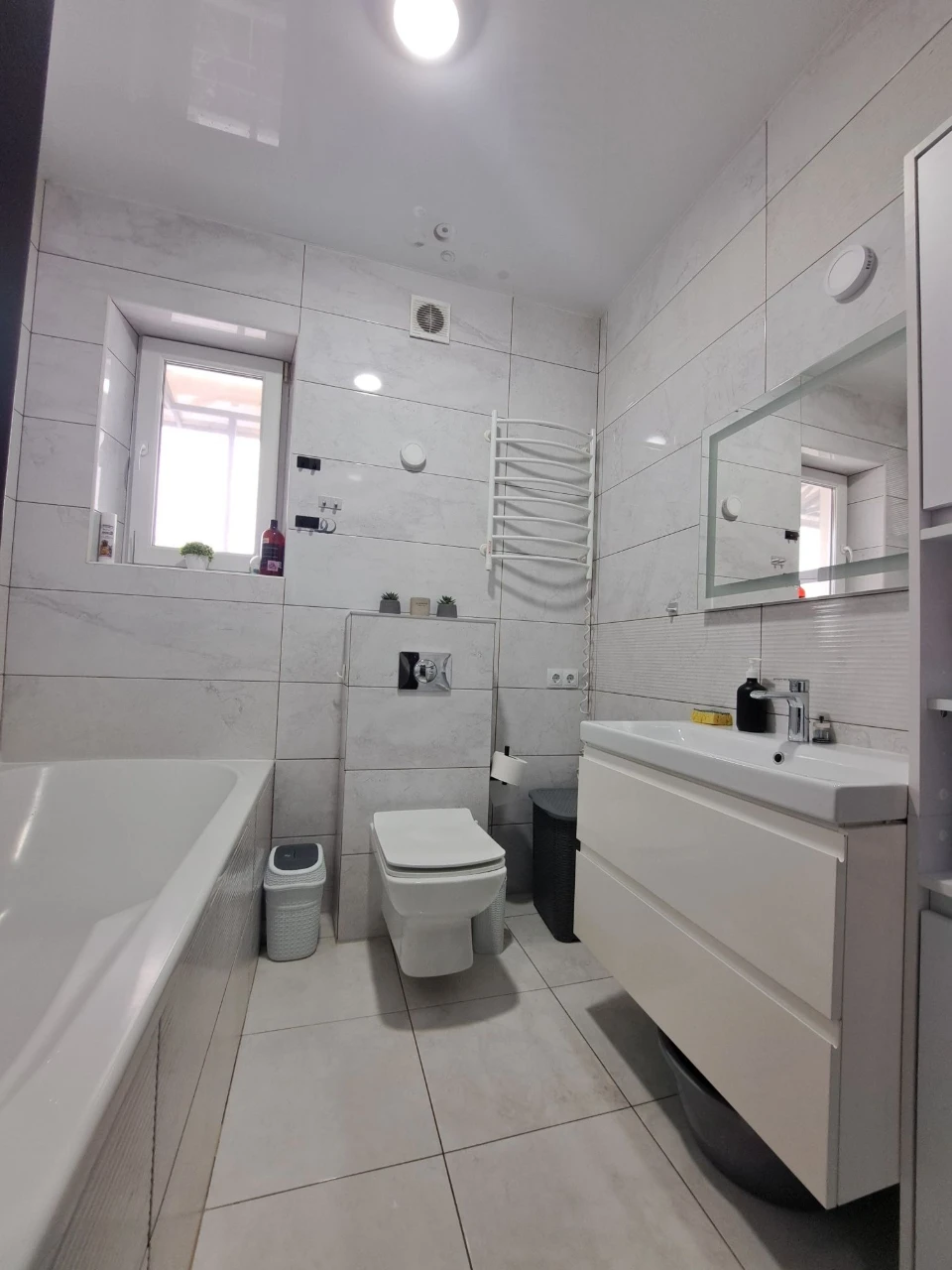 Продається ексклюзивний кутовий таунхаус із дизайнерським ре