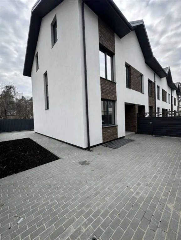 БЕЗ КОМІСІЇ, кутовий таун, в центральній частині Ірпеня