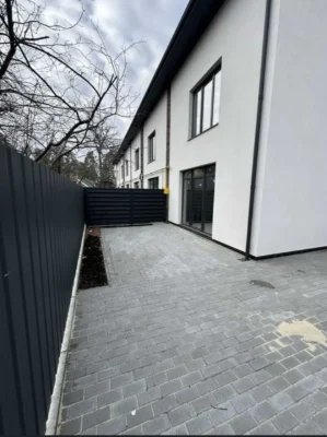 БЕЗ КОМІСІЇ, кутовий таун, в центральній частині Ірпеня