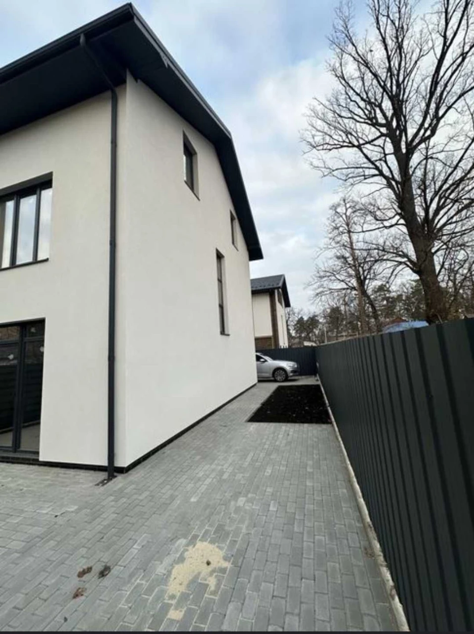 БЕЗ КОМІСІЇ, кутовий таун, в центральній частині Ірпеня