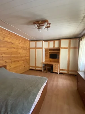 У центрі півбудинку на ділянці 3.51 сотих, вул. Українська.