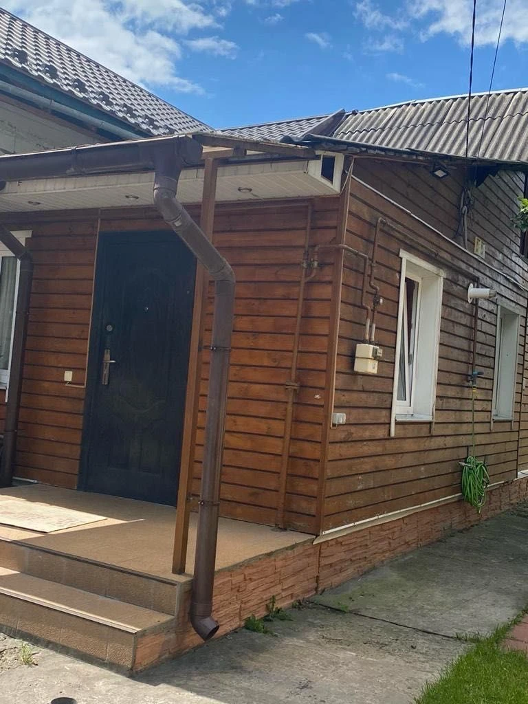 У центрі півбудинку на ділянці 3.51 сотих, вул. Українська.