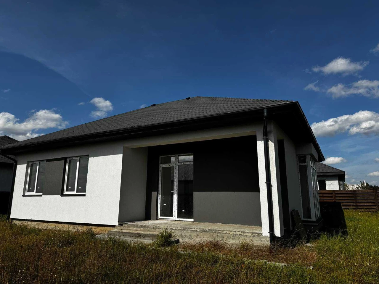 Продаж окремого будинку на ділянці 5 соток