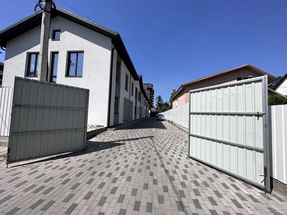 Таун біля парку Центральний