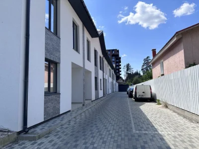 Таун біля парку Центральний