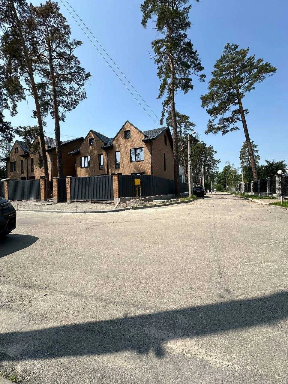 Дуплекс поруч з парком, школою з великою ділянкою!