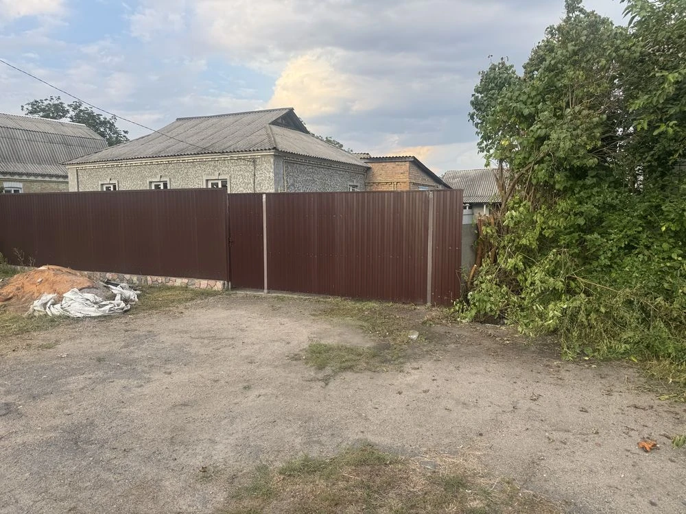 Продаж пів будинка в центі Кагарлика