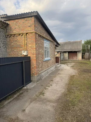 Продаж пів будинка в центі Кагарлика