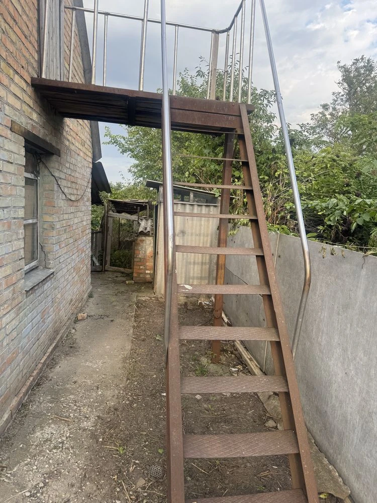 Продаж пів будинка в центі Кагарлика