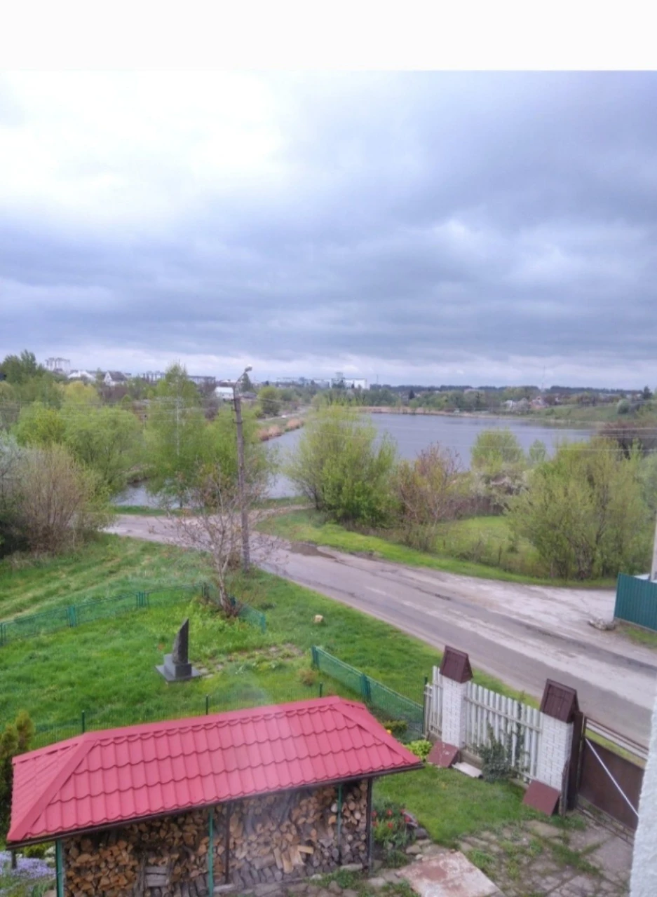 Продається будинок з бомбосховищем в мальовничому місті від