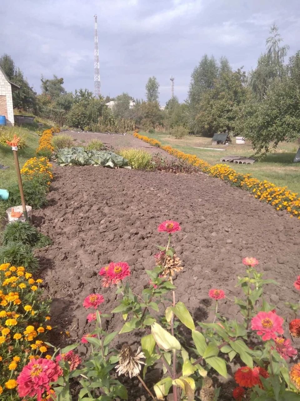 Продається будинок з бомбосховищем в мальовничому місті від