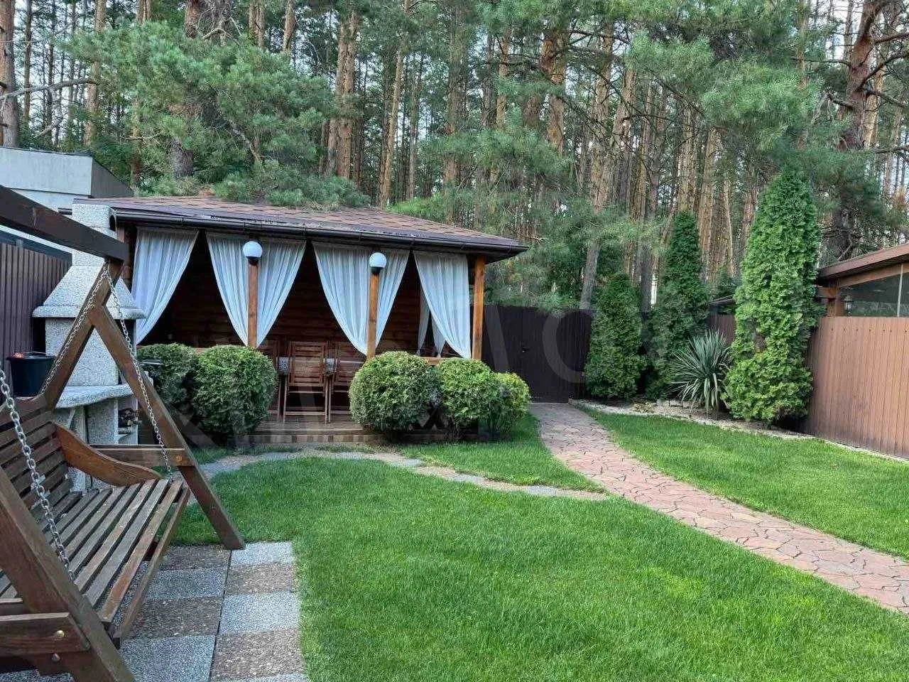 Продаж сучасного таунхаусу біля лісу