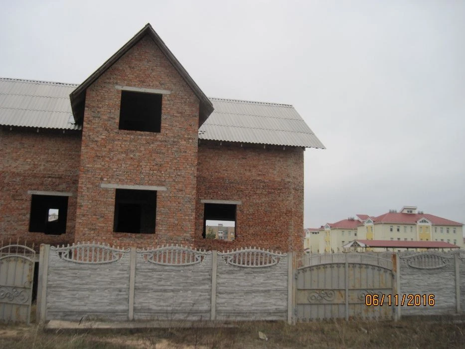 продам недостроенные дом и баню в городе Славутич