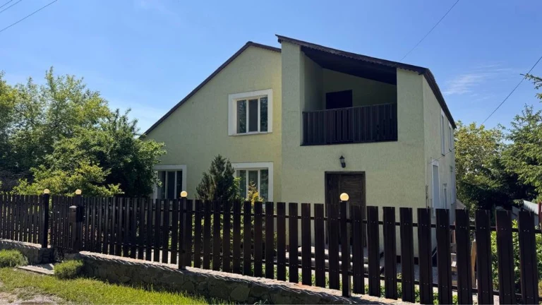 Продам просторий будинок у м.Тетієві, 286 м2 , 15 соток