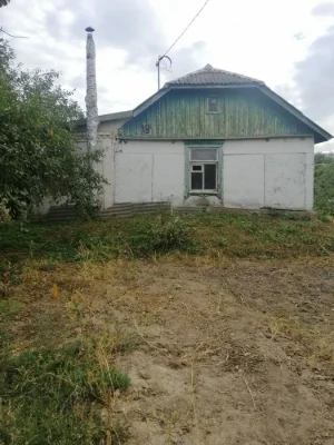 Продам старенький будинок із великою земельною ділянкою в за
