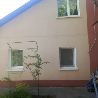 Продаються двух поверховий будинок 1/2