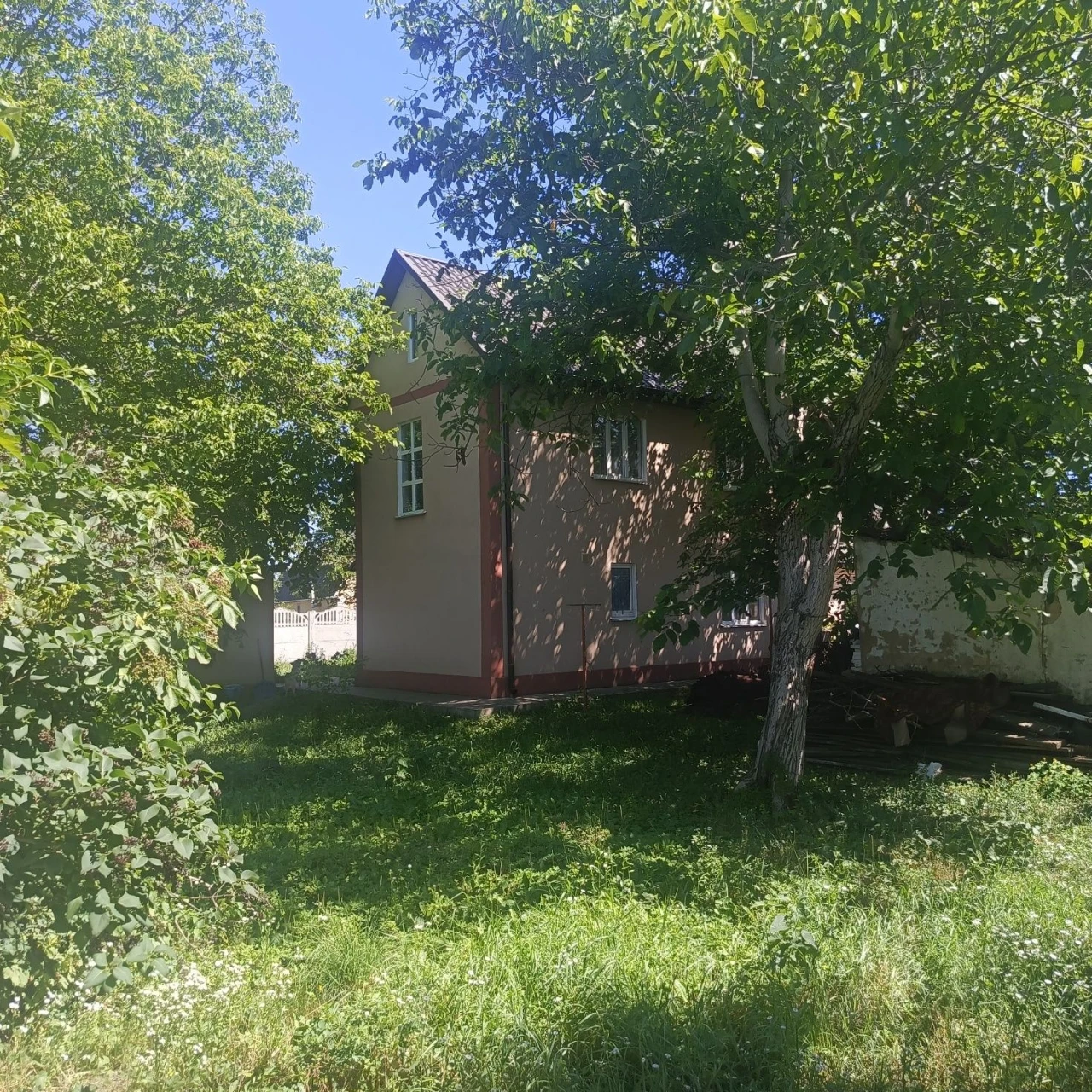 Продаються двух поверховий будинок 1/2