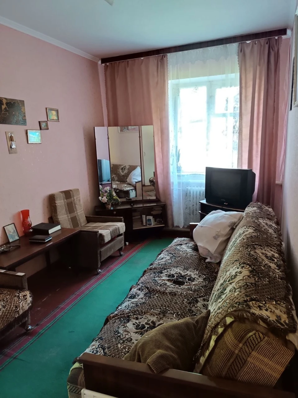 Пропонуємо до продажу будинок поряд з центром.