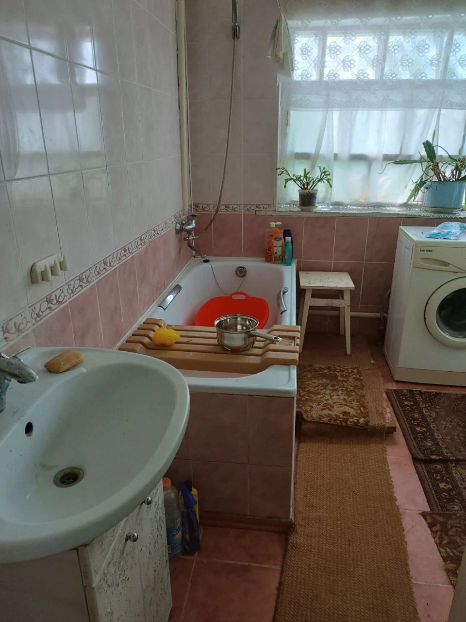 Пропонуємо до продажу будинок поряд з центром.