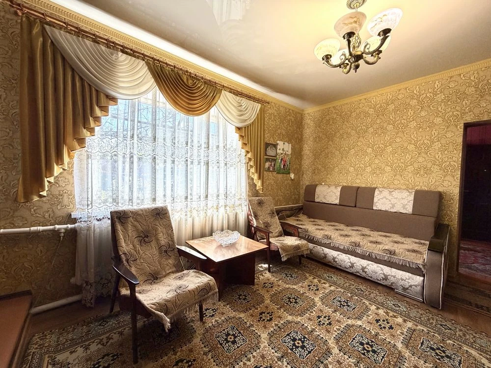 Великий будинок у центрі міста заходь і живи!