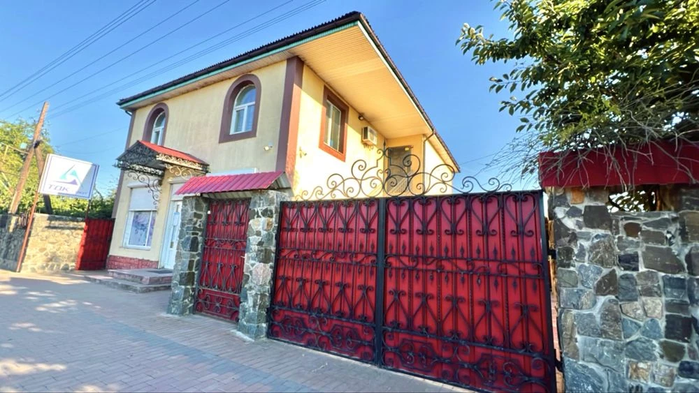 Продаж торгового приміщення з житловою квартирою на 2 поверс