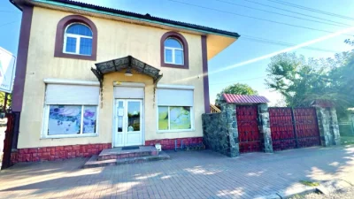 Продаж торгового приміщення з житловою квартирою на 2 поверс