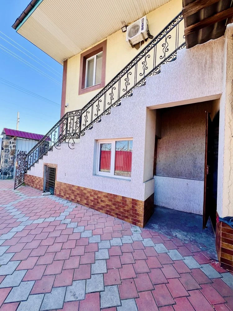 Продаж торгового приміщення з житловою квартирою на 2 поверс