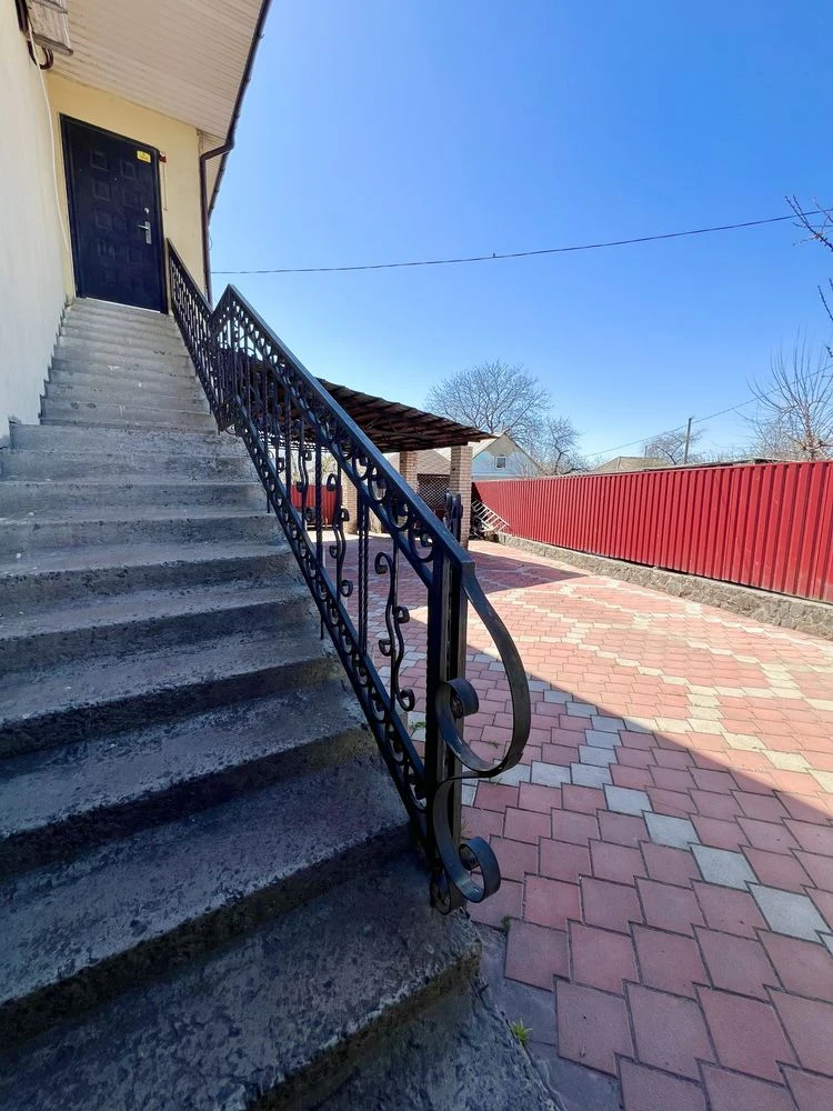Продаж торгового приміщення з житловою квартирою на 2 поверс