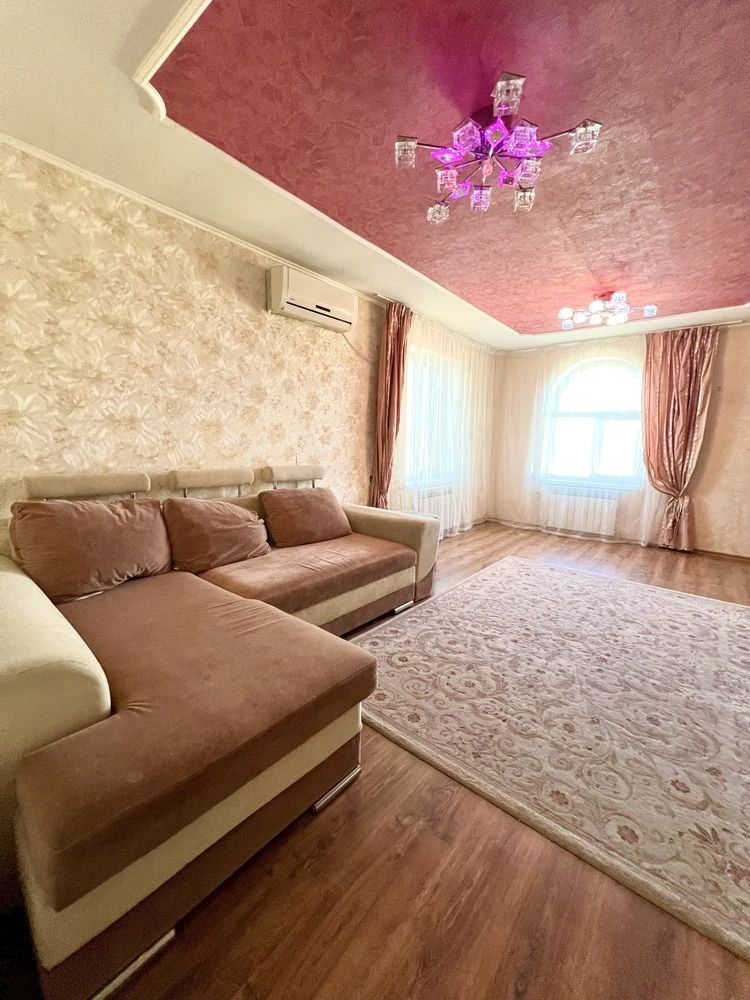 Продаж торгового приміщення з житловою квартирою на 2 поверс